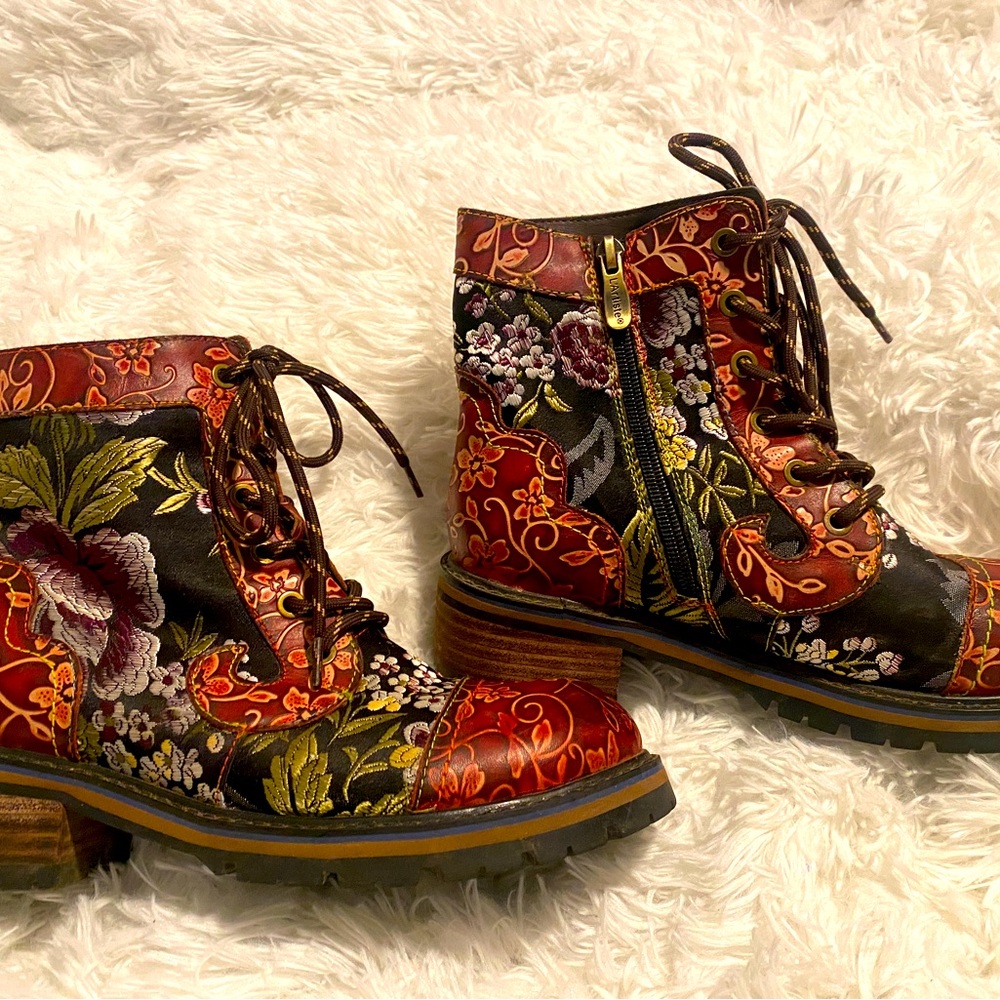 L'Artiste By Spring Step Medusa Boot